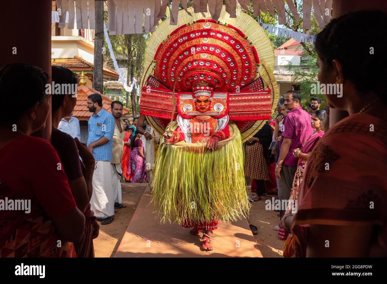 Theyyam führen während des Tempelfestes in Payyanur, Kerala, Indien auf. Stockfoto