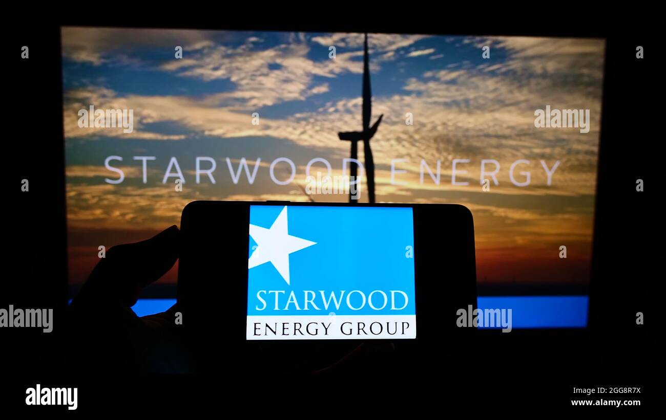 Person, die ein Smartphone mit dem Logo des US-amerikanischen Investors Starwood Energy Group Global LLC auf dem Bildschirm vor der Website hält. Konzentrieren Sie sich auf die Telefonanzeige. Stockfoto