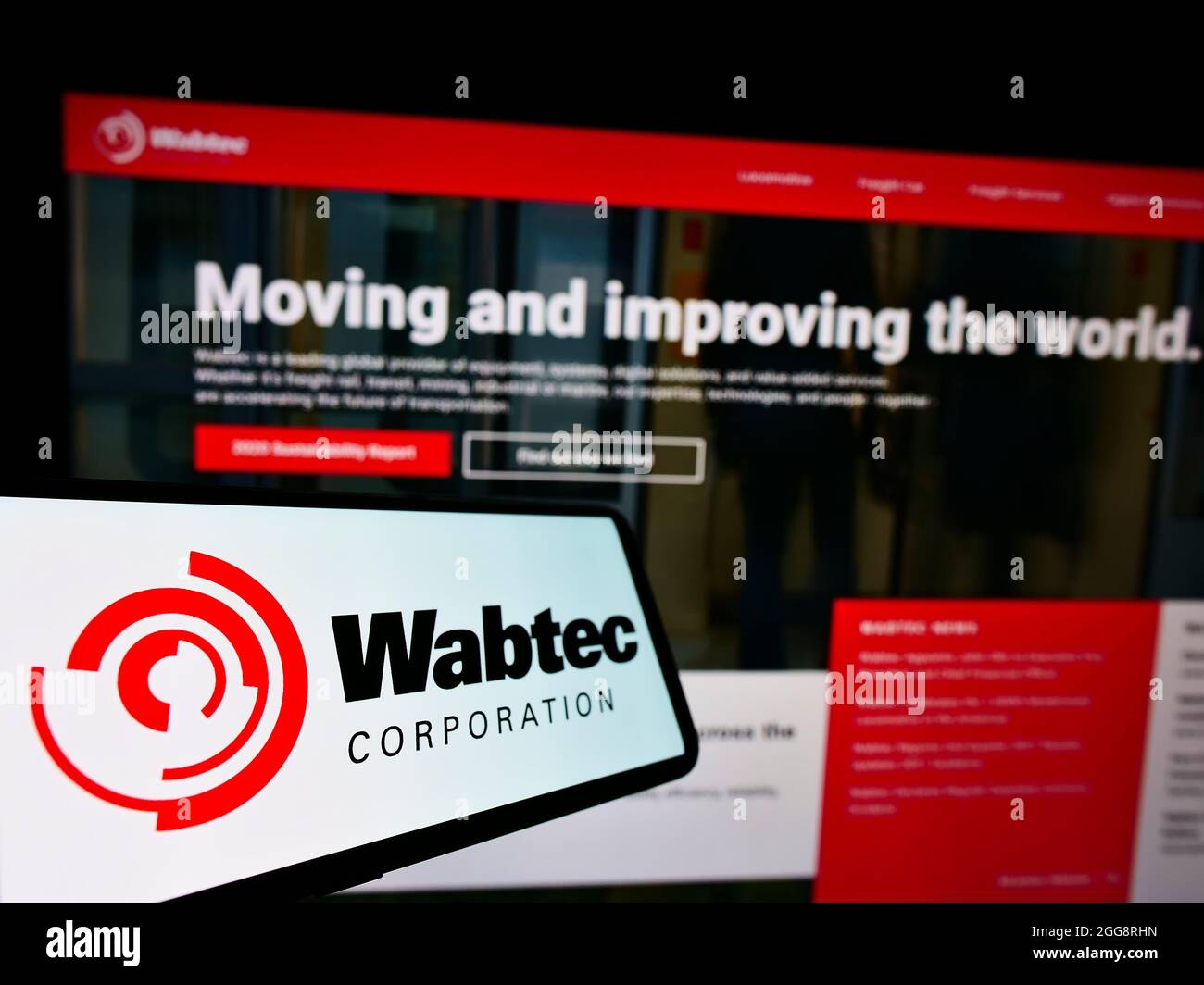 Smartphone mit Logo des amerikanischen Eisenbahnherstellers Wabtec Corporation auf dem Bildschirm vor der Business-Website. Konzentrieren Sie sich auf die Mitte des Telefondisplays. Stockfoto