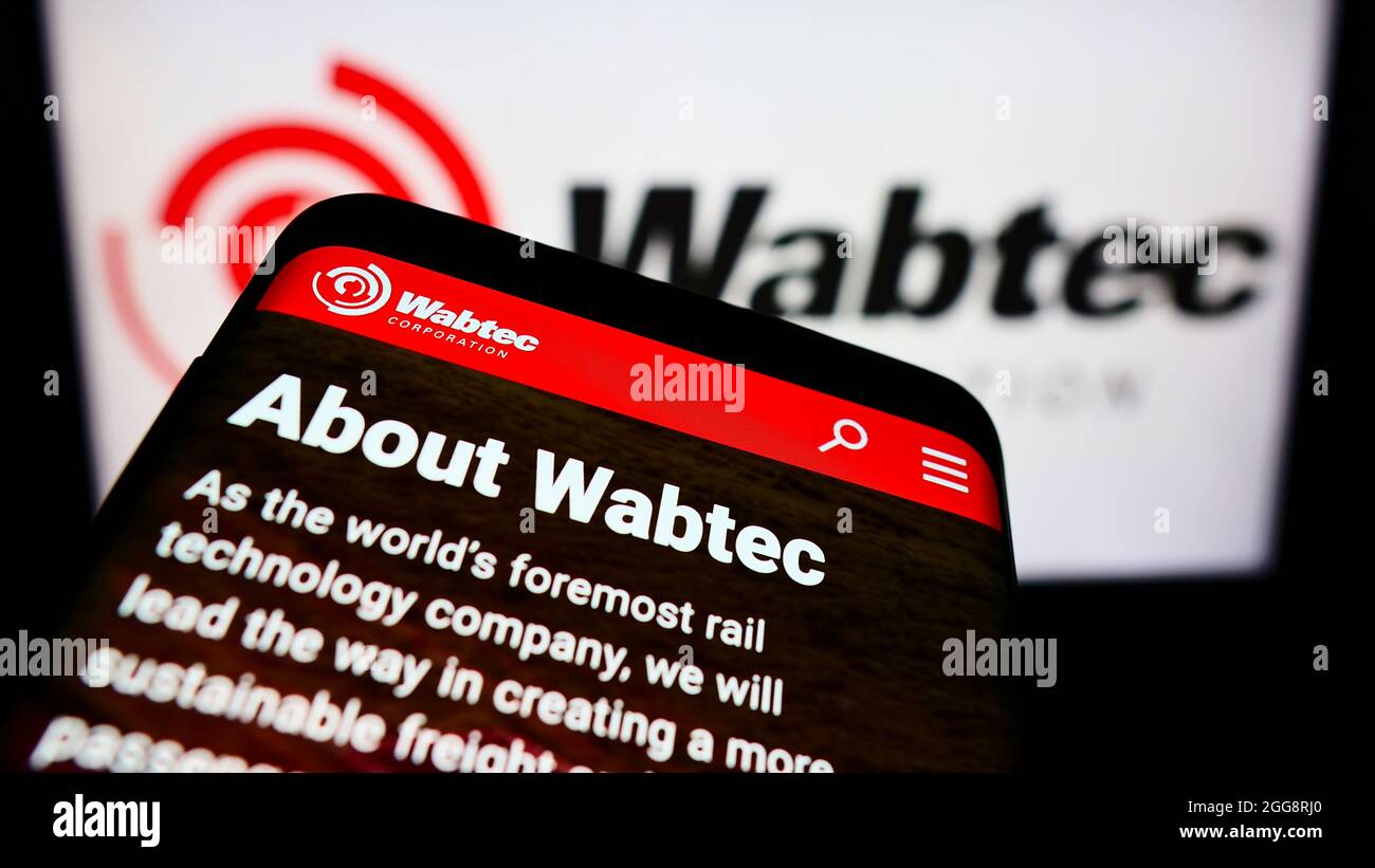 Mobiltelefon mit Website des US-Eisenbahnherstellers Wabtec Corporation auf dem Bildschirm vor dem Firmenlogo. Konzentrieren Sie sich auf die obere linke Seite des Telefondisplays. Stockfoto