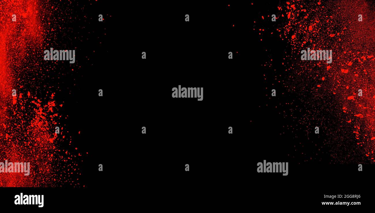 Rote Pulverexplosion. Abstrakter roter Staub isoliert auf schwarzem Hintergrund. Lack platzt Stockfoto