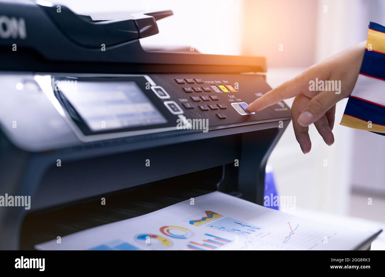 Büromitarbeiter drucken Papier auf einem Multifunktions-Laserdrucker.  Kopier-, Druck-, Scan- und Faxgerät im Büro. Moderne Drucktechnologie.  Kopiergerät Stockfotografie - Alamy