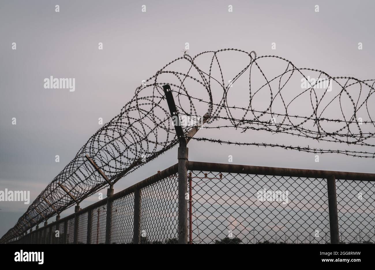 Sicherheitszaun im Gefängnis. Stacheldraht Sicherheitszaun. Stacheldraht Gefängniszaun. Barrierestrand. Grenzmauer zur Sicherung. Gefängnis für Festnahme von Verbrechern. Stockfoto