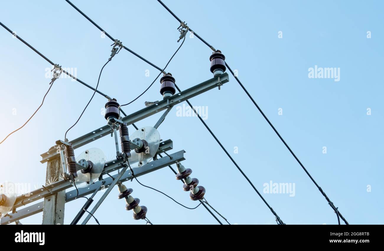Dreiphasige Stromversorgung für die Übertragung von Strom durch Stromnetze. Elektrische Energie für die Unterstützung der Fertigungsindustrie. Elektrische Hochspannungsposten Stockfoto