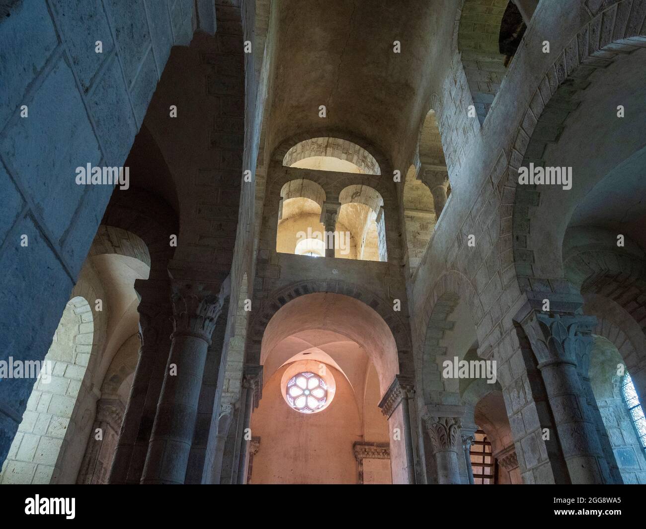 Römische Gewölbe und Säulen, Narthex und Kirchenschiff, Kirche, Ennezat, Puy-de-Dôme, Auvergne-Rhône-Alpes, Frankreich. Stockfoto