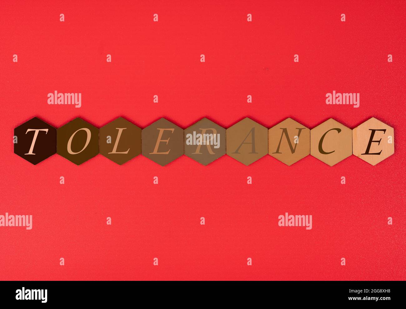 Sechseckige Holzfliesen in Hauttönen Farbverlauf mit Text Toleranz. Sozial- und Geschäftskonzept Stockfoto
