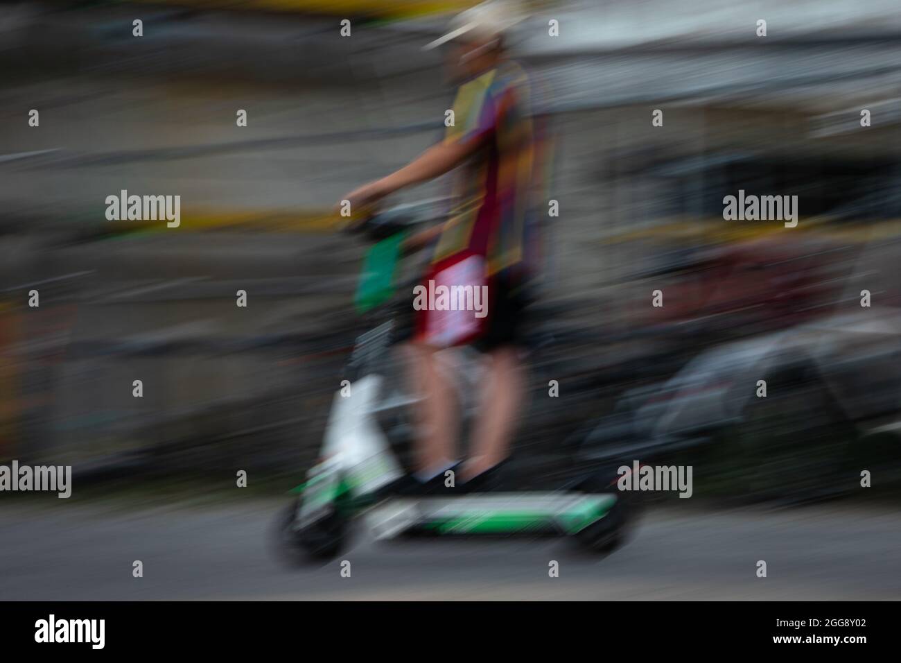 Einzelperson auf einem E-Scooter in Dortmund, Deutschland Stockfoto