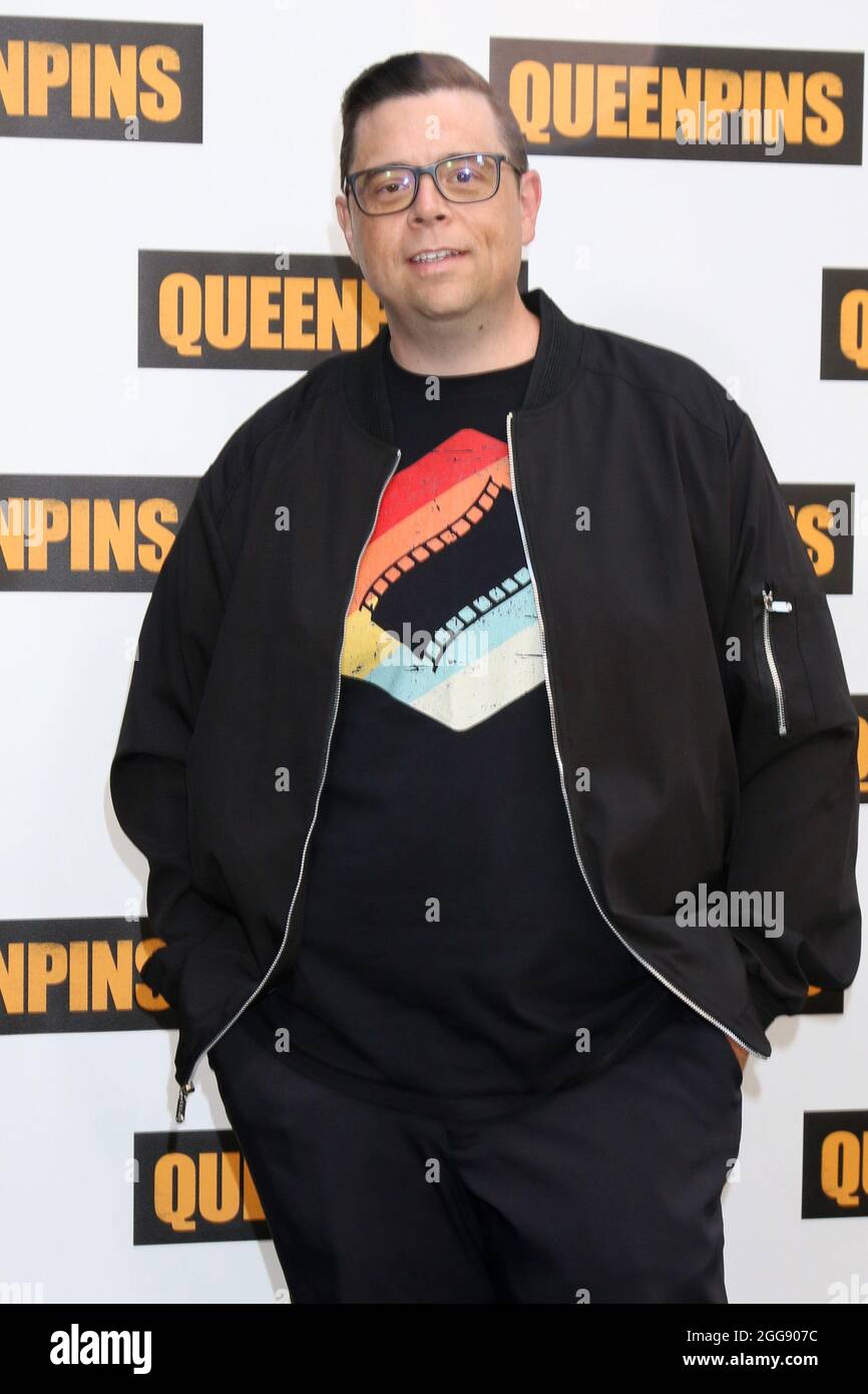 LOS ANGELES - AUG 25: Aron Gaudet am 25. August 2021 im Queenpins Photocall im Four Seasons Hotel Los Angeles in Los Angeles, CA Stockfoto