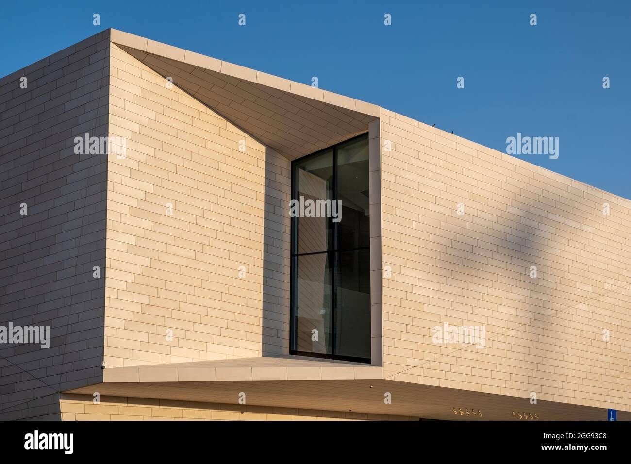 Außenansicht des Museum of Tolerance Jerusalem auch das Simon Wiesenthal Museum of Tolerance befindet sich im Zentrum von West-Jerusalem, Israel. Der erste Entwurf für das Zentrum wurde ursprünglich von Frank Gehry entworfen, später jedoch in bescheideneren Ausmaßstäben vom Architekturbüro Yigal Levy in Jerusalem in Zusammenarbeit mit dem britisch-singapurischen Architekturbüro Aedas entworfen. Stockfoto