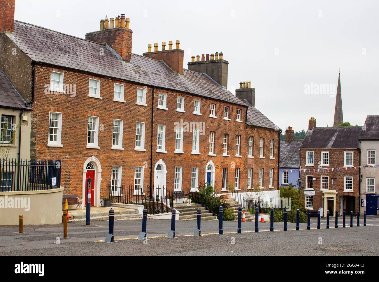 26. August 2021 EINE Reihe von schönen georgianischen Reihenhäusern auf dem Platz im Royal Trust Dorf Hilsborough in der Grafschaft Down Northern IRE Stockfoto
