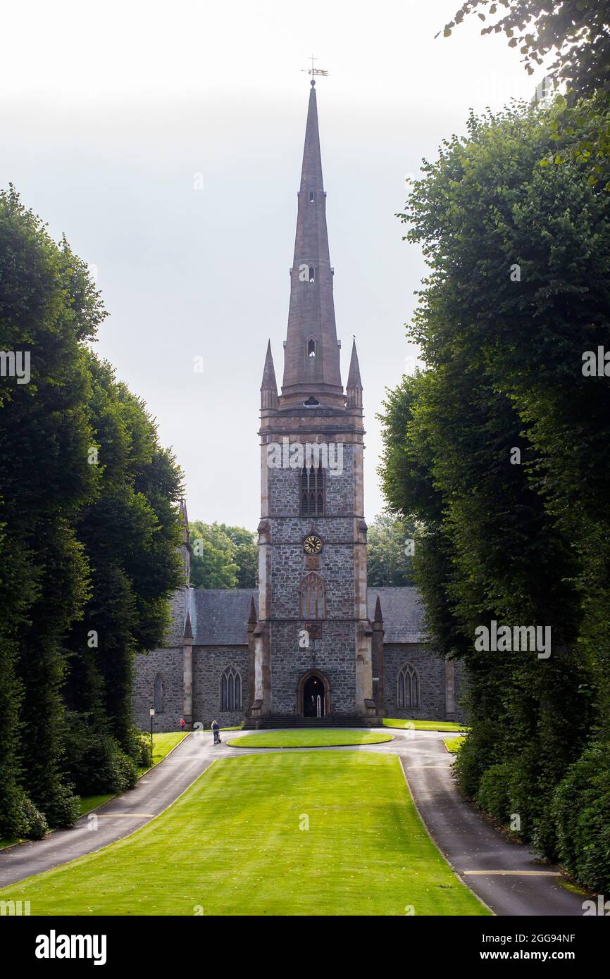 26 August 2021 St. Malachy's Parish Church mit seiner langen, von Bäumen gesäumten Allee in Hillsborough, einem Dorf mit königlichem Status in der Grafschaft Down Northern Ireland Stockfoto