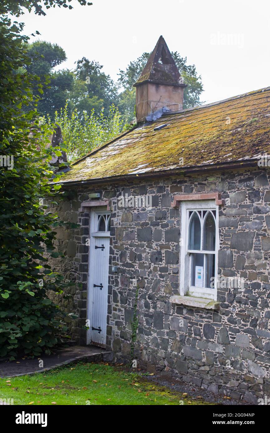 26. August 2021 die Seite des Sexton-Gebäudes am Tor zum Gelände der St. Malachy's Parish Church in Hillsborough, einem Dorf mit königlichem Status i Stockfoto