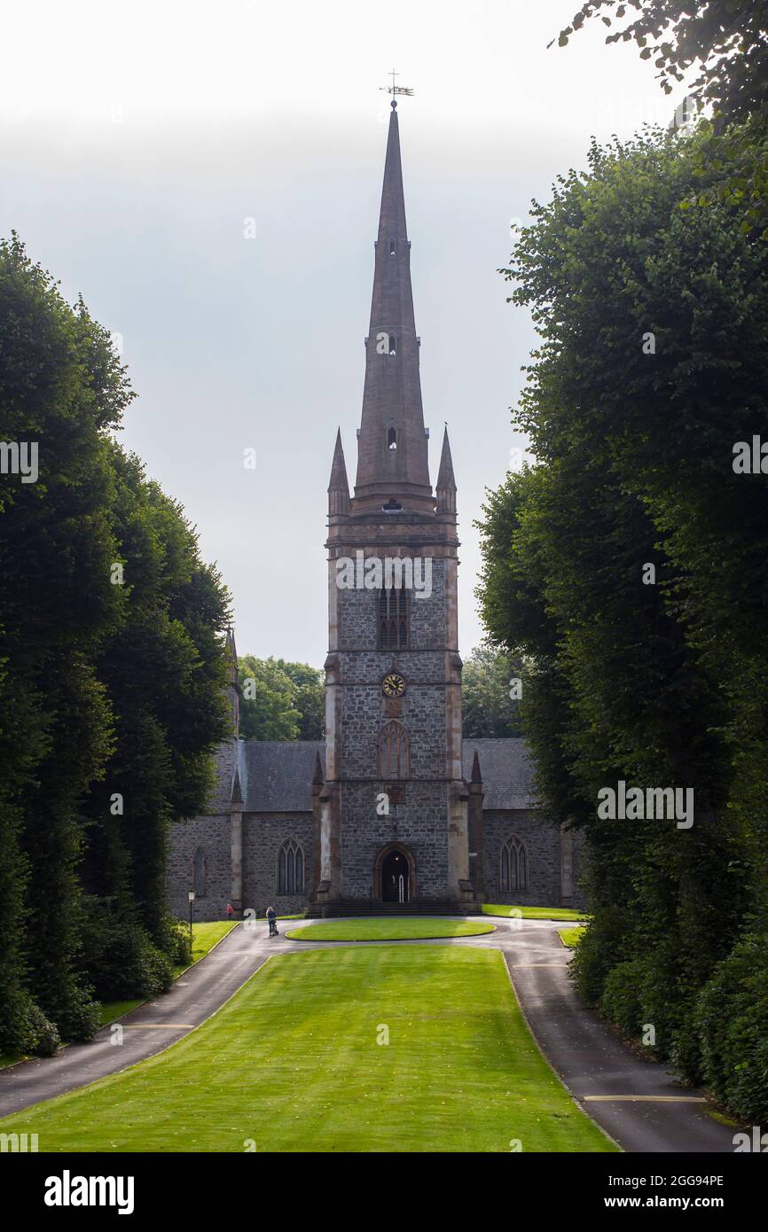 26 August 2021 St. Malachy's Parish Church mit seiner langen, von Bäumen gesäumten Allee in Hillsborough, einem Dorf mit königlichem Status in der Grafschaft Down Northern Ireland Stockfoto