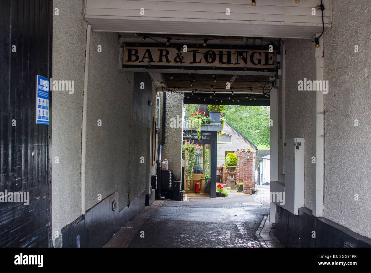 26. August 2021 die Gasse, die zum Kundenparkplatz an der Rückseite der Vintage Rooms Bar and Lounge auf dem Square in Hillsborough County Down führt Stockfoto