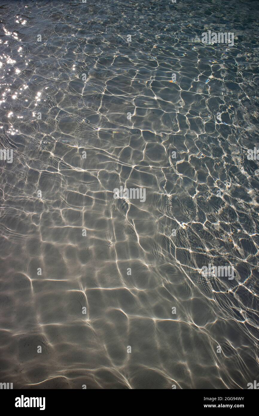 Wellenbewegungsszene auf der Wasseroberfläche mit gräulicher Reflexion Stockfoto