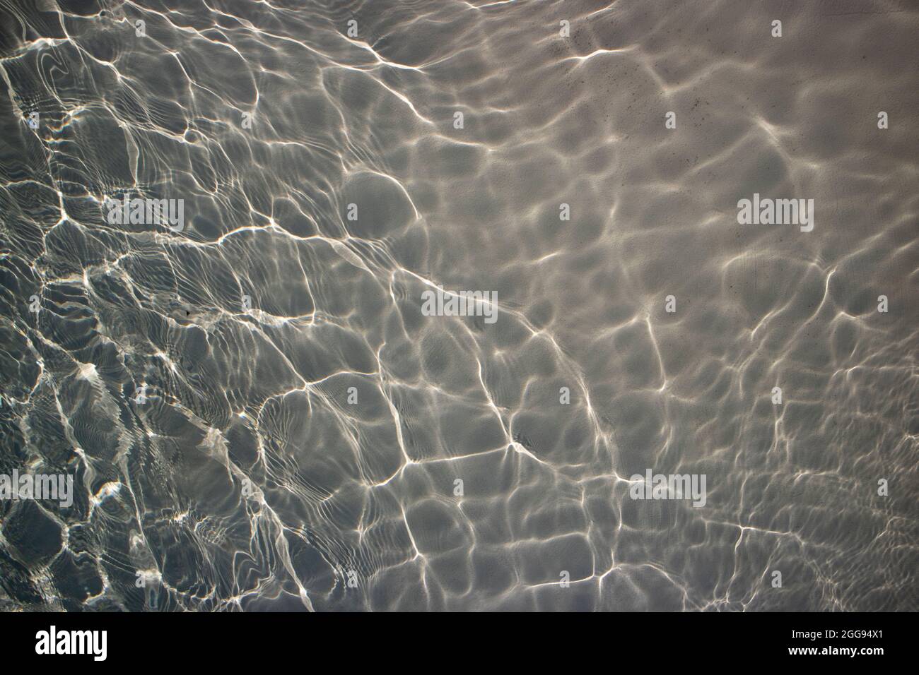 Wellenbewegungsszene auf der Wasseroberfläche mit gräulicher Reflexion Stockfoto