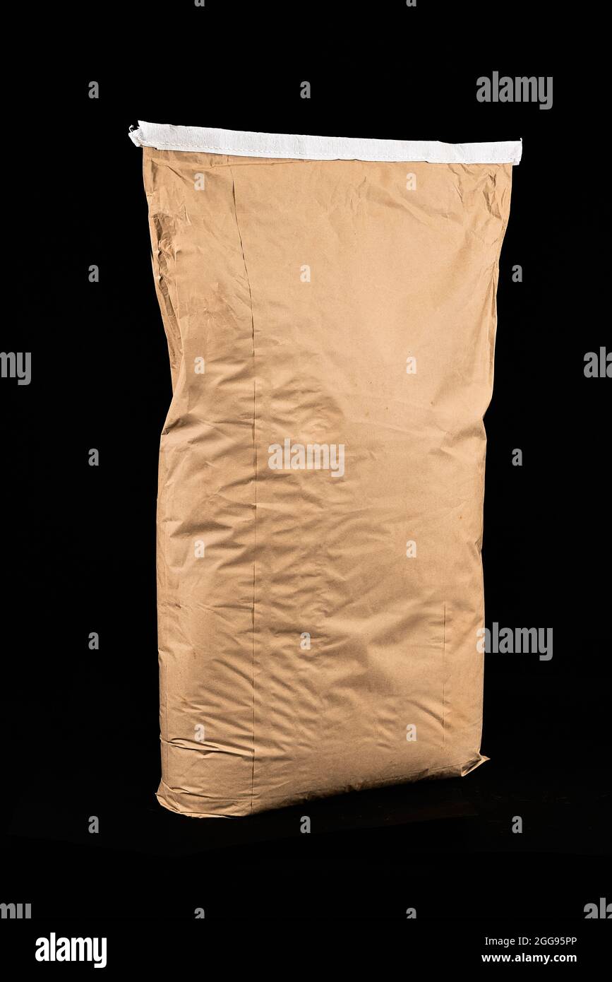 Beutel mit 25 kg Papier auf schwarzem Hintergrund zum Füllen Stockfoto