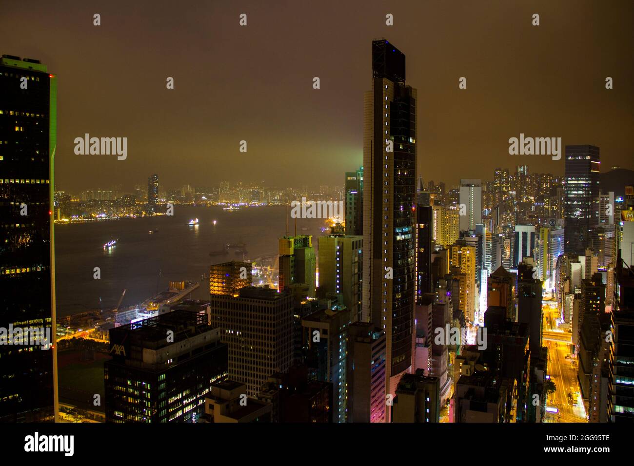 WAN Chai Distrikt - Hongkong, China. Blick in Richtung Causeway Bay und Kwun Tong (auf der anderen Seite der Bucht) Stockfoto