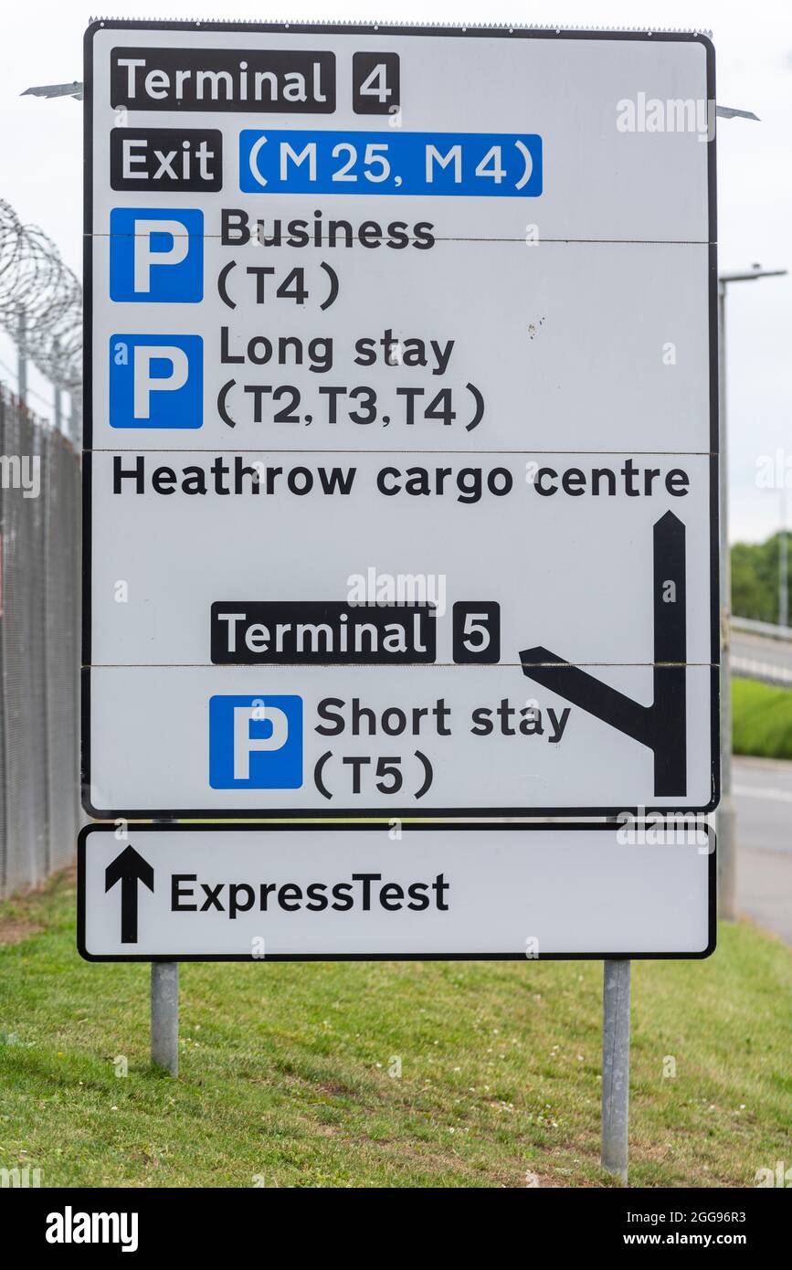 COVID 19 Express Test Schild am Flughafen London Heathrow. ExpressTest Richtungsschild NEAT Terminal 5 und 4, mit Business. Langzeitparkplatz und Fracht Stockfoto