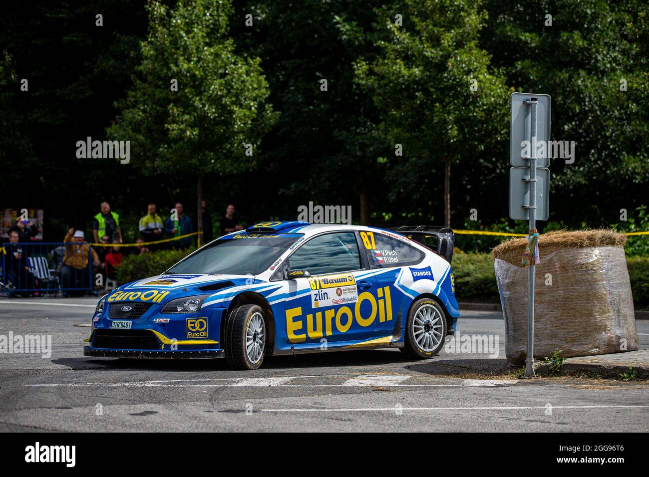 Hostalkova, Tschechische Republik. August 2021. Vaclav Pech und Petr Uhel (beide Tschechen) treten am 28. August 2021 in Hostalkova, Region Zlin, bei der Barum Czech Rally Zlin, die zur Rallye-Europameisterschaft gehört, mit Ford Focus WRC an. Tschechische Republik. Kredit: Vladimir Prycek/CTK Foto/Alamy Live Nachrichten Stockfoto