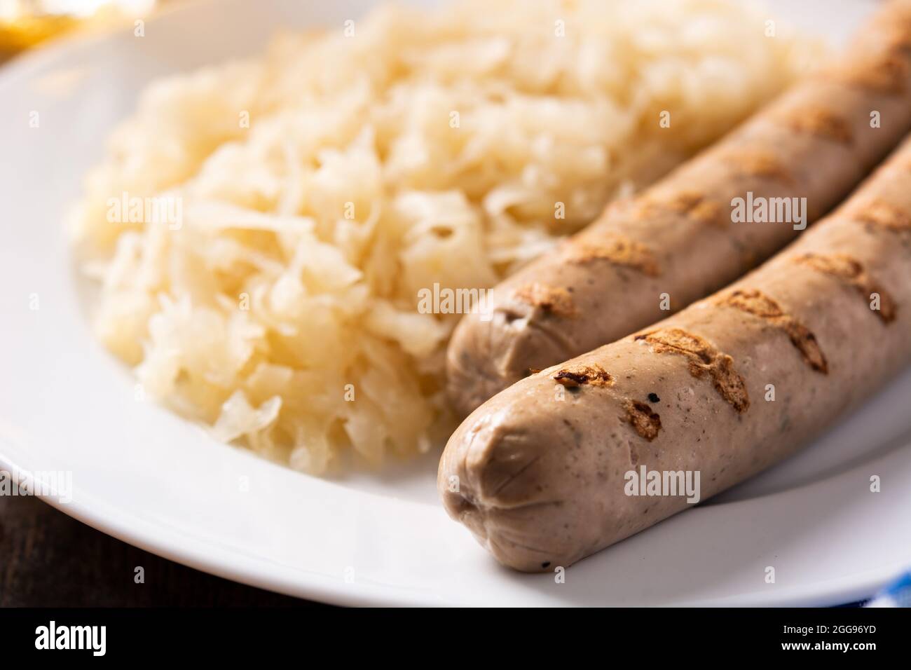 Bratwurst und Sauerkraut auf Holztisch Stockfoto