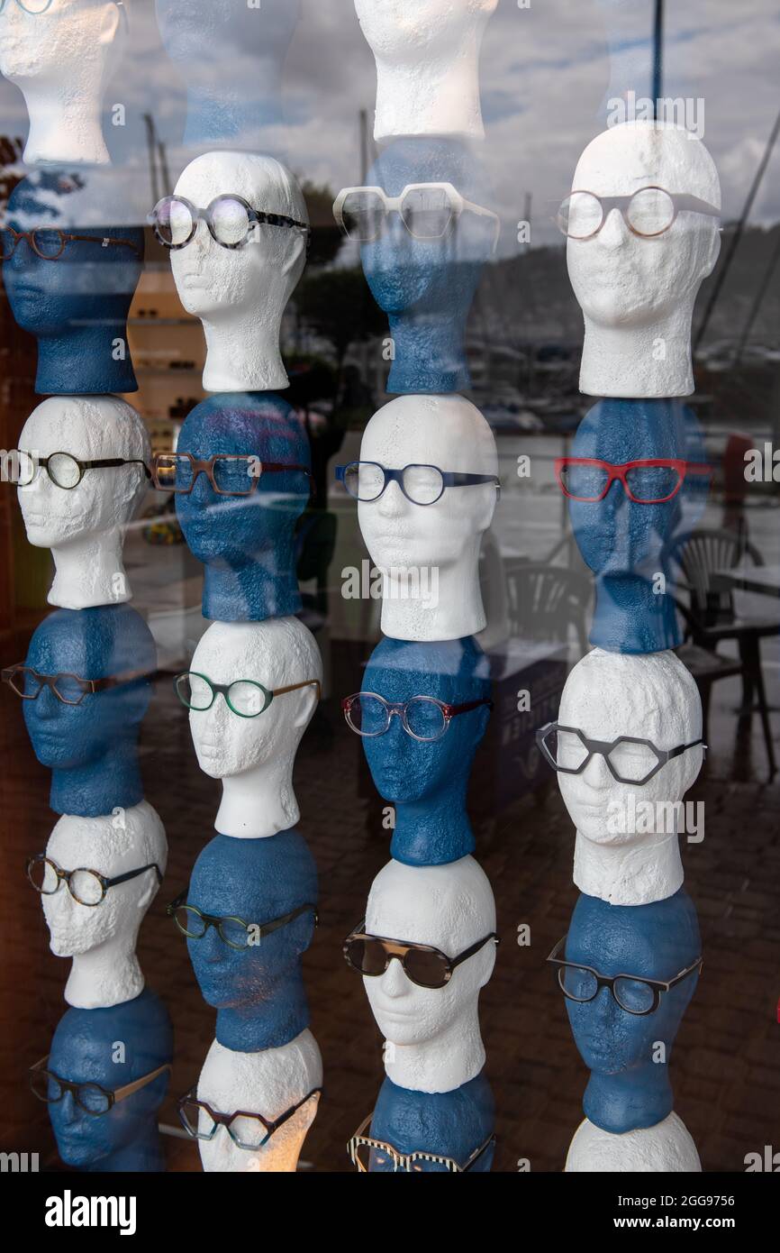 Optikervitrine, Kopf mit Brille Stockfoto