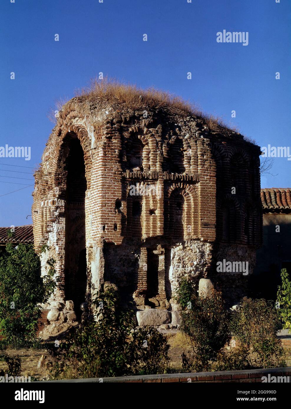 ABSIDE MUDEJAR DE LA ANTIGUA IGLESIA DE LOS MILAGROS - SIGLO XIII. Lage: MORAVITO. TALAMANCA DEL JARAMA. MADRID. SPANIEN. Stockfoto