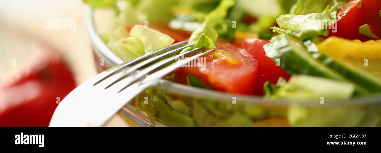 Nahaufnahme des Tellers mit Gemüse und Tomaten, Salat und Gabel Stockfoto