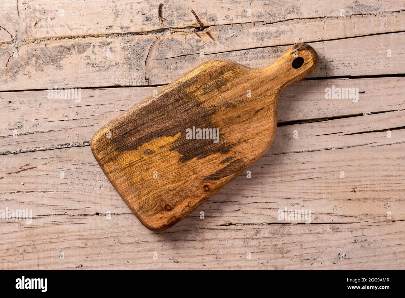 Holzschneidebrett auf Holztisch Stockfoto