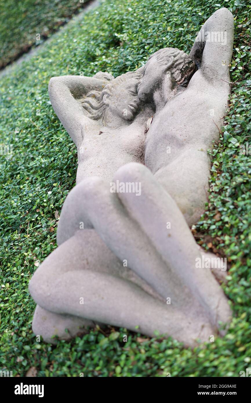 NEW ORLEANS, USA - 04. Sep 2018: Eine Statue eines romantischen Paares, das auf dem Rasen in einem Park, New Orleans, USA, liegt Stockfoto