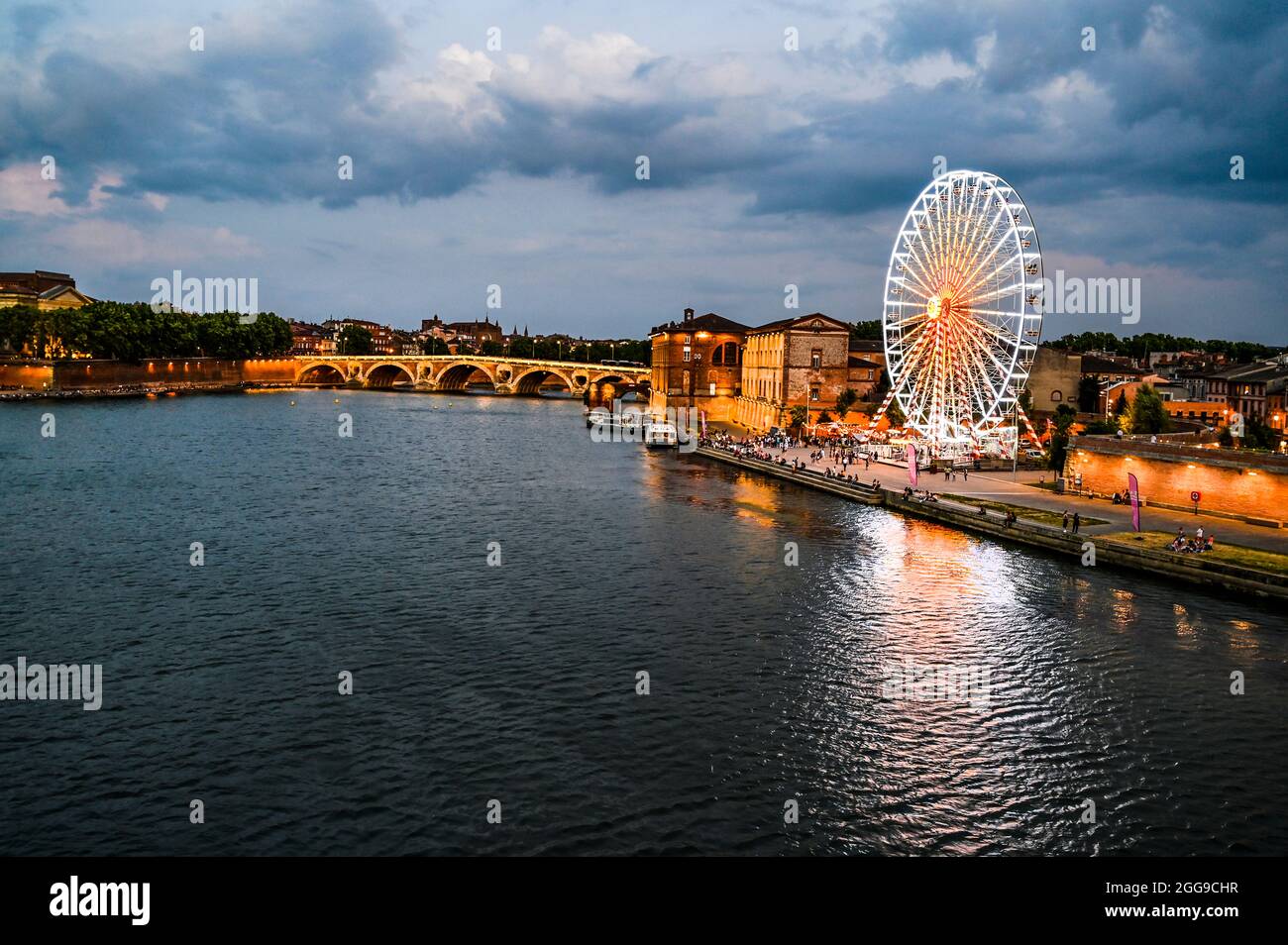 Der Fluss Garonne und die Kais von Saint-Cyprien, Toulouse, Frankreich Stockfoto