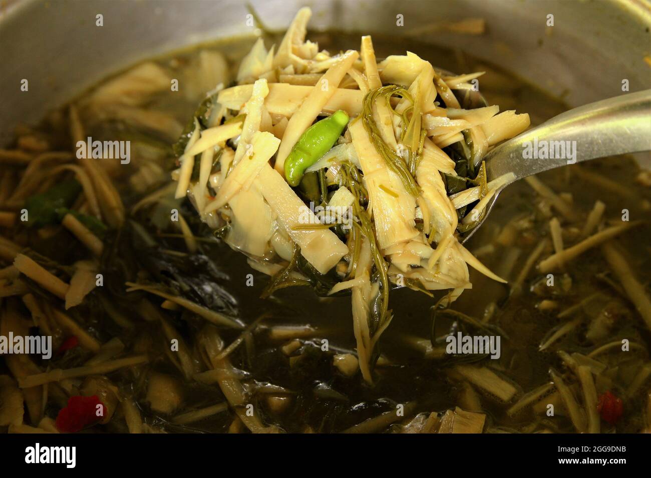 Authentische Thai-Essen aus Bambus wrzig grne Suppe . Stock Foto  Stockfotografie - Alamy