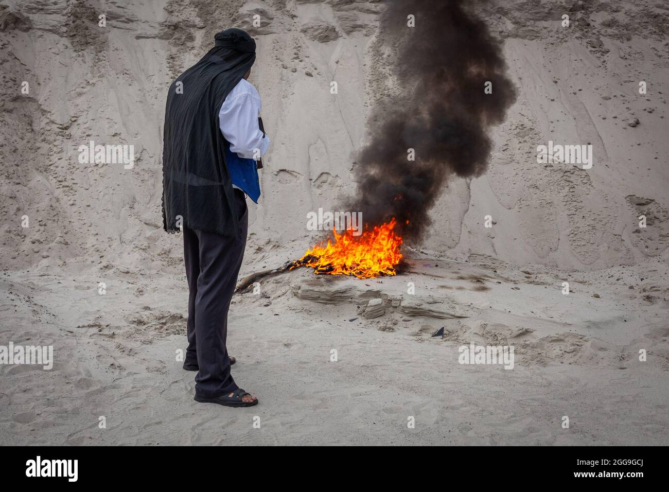 Afghanische Terroristen zerstören sie mit Feuer. Die Taliban schüchtern Menschen mit Waffen in ihren Händen ein. Aufständische Kämpfer sind ein Terrorist Stockfoto