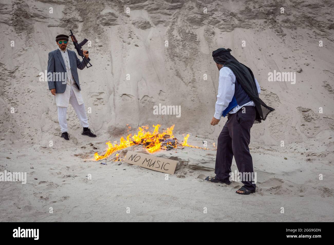 Afghanische Terroristen zerstören die Musik. Sie verbrennen musikalische Vorräte. Sie verbieten Musik in Afghanistan. Die Taliban machen Musik zum Feuer. Stockfoto