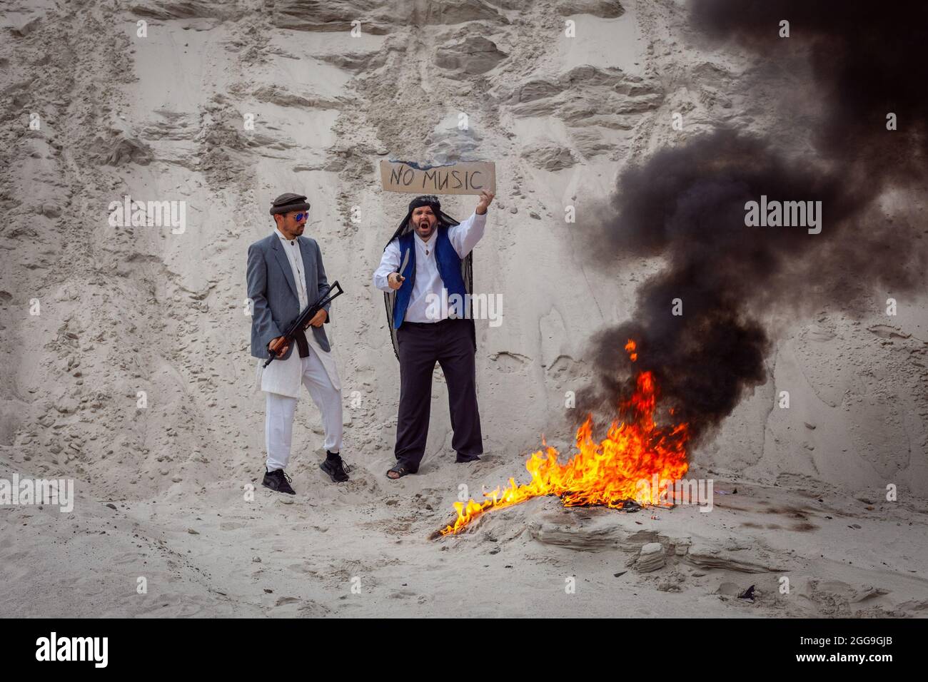 Afghanische Terroristen zerstören die Musik. Sie verbrennen musikalische Vorräte. Sie verbieten Musik in Afghanistan. Die Taliban machen Musik zum Feuer. Stockfoto