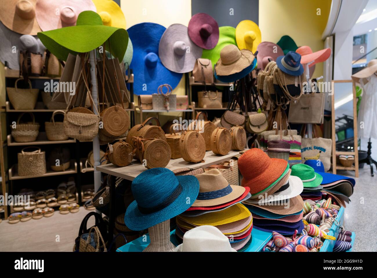 Ein Hutgeschäft, eine Theke mit Hüten. Sommer kkkepi , Damen- und  Herrenbekleidung und Accessoires Stockfotografie - Alamy
