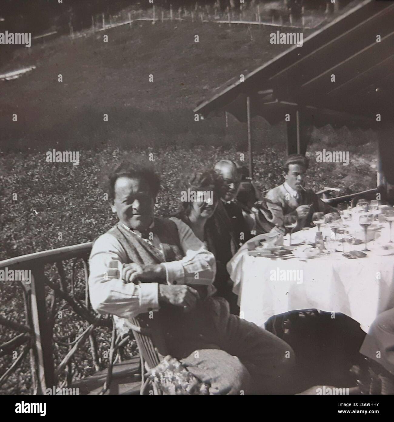 Willem Mengelberg (1871-1951), Dirigent des Royal Concertgebouw Orchestra Amsterdam von 1895-1944, mit Verwandten in seinem Schweizer Chalet in den 1930er Jahren. Chasa Mengelberg, das er 1910/1911 gebaut hat, liegt in Zuort, Unterengadin bei VNA und Sent, Schweiz. Stockfoto