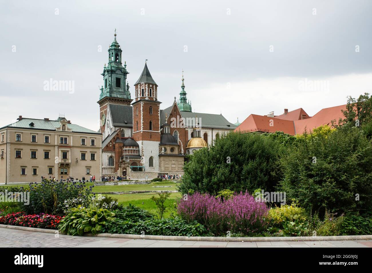 KRAKAU, POLEN - 21. Juli 2019: Wichtigste katholische Kathedrale und Türme des Wawel-Schlosses Residenz, Touristen zu Fuß und Sehenswürdigkeiten Stockfoto