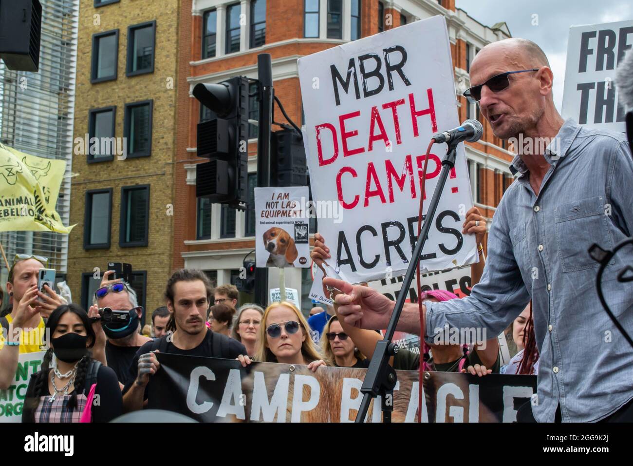 LONDON, ENGLAND- 28. August 2021: Mel Broughton spricht als Animal Rebellion Protest gegen die Beagle des MBR Stockfoto
