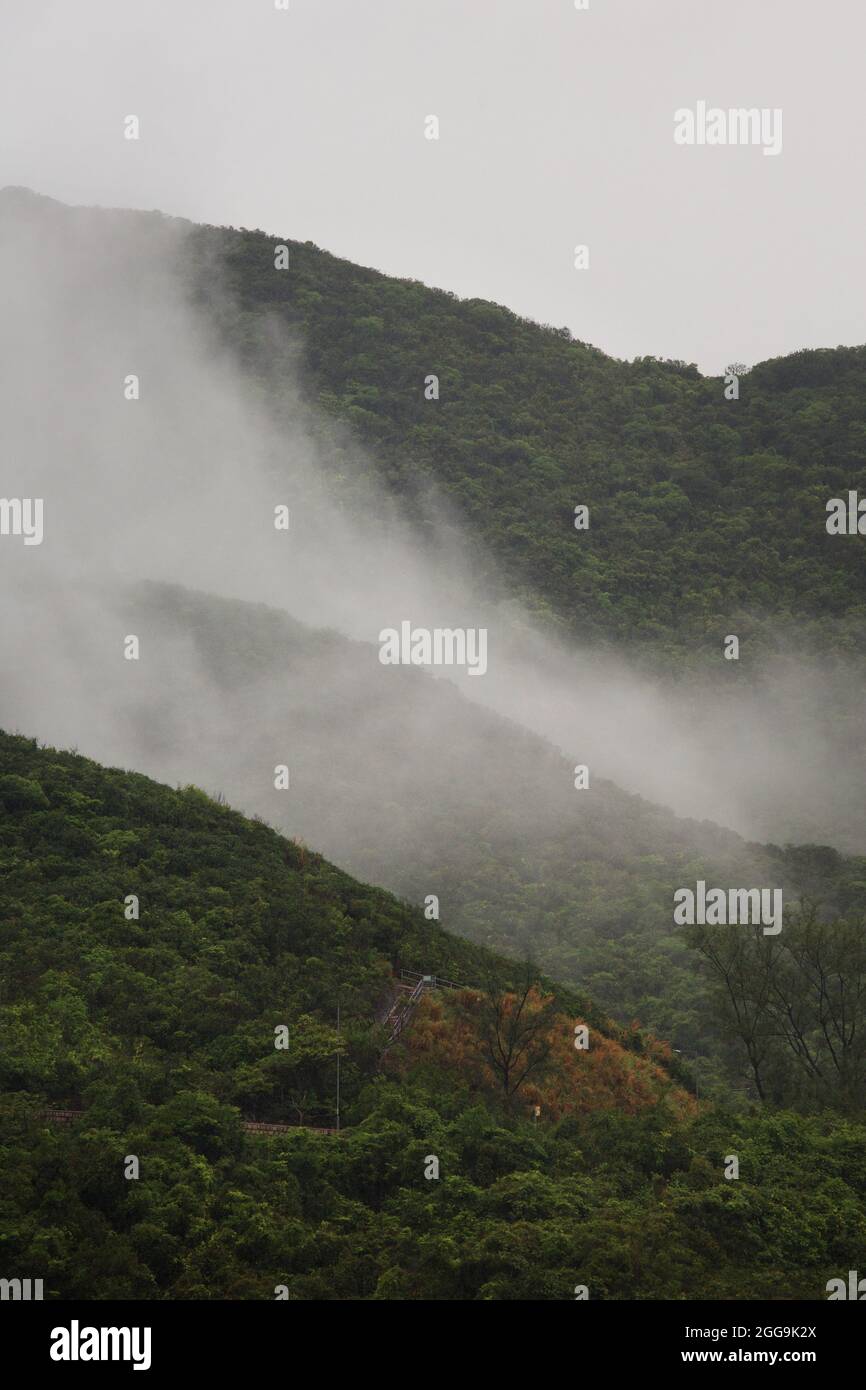 Vertikale Aufnahme einer Ansicht eines Fugs zwischen den Hügeln in Hongkong Stockfoto