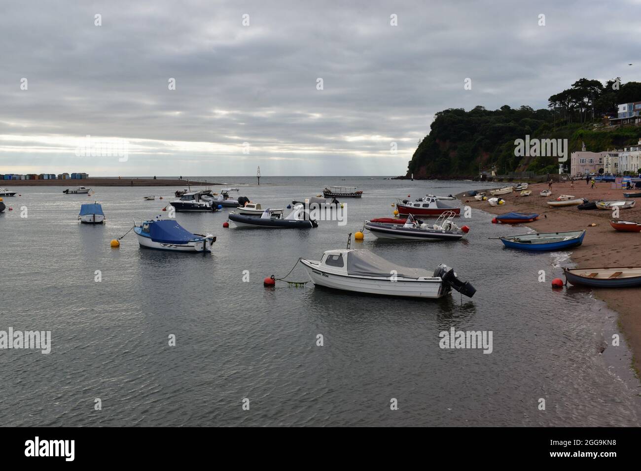 Der Strand von Shaldon ist übersät mit Booten, die am Ufer festgemacht sind. Shaldon liegt gegenüber von Teignmouth an der Mündung der Teign Mündung. Stockfoto