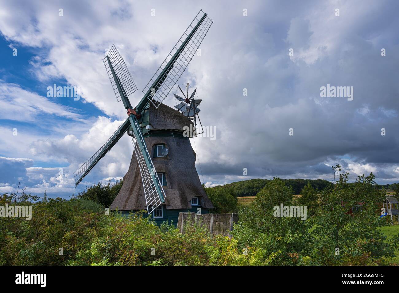 Eine Historische Windmühle zum Feriendomizil umbaut an der Geltinger Bucht in Schleswig-Holstein Stockfoto