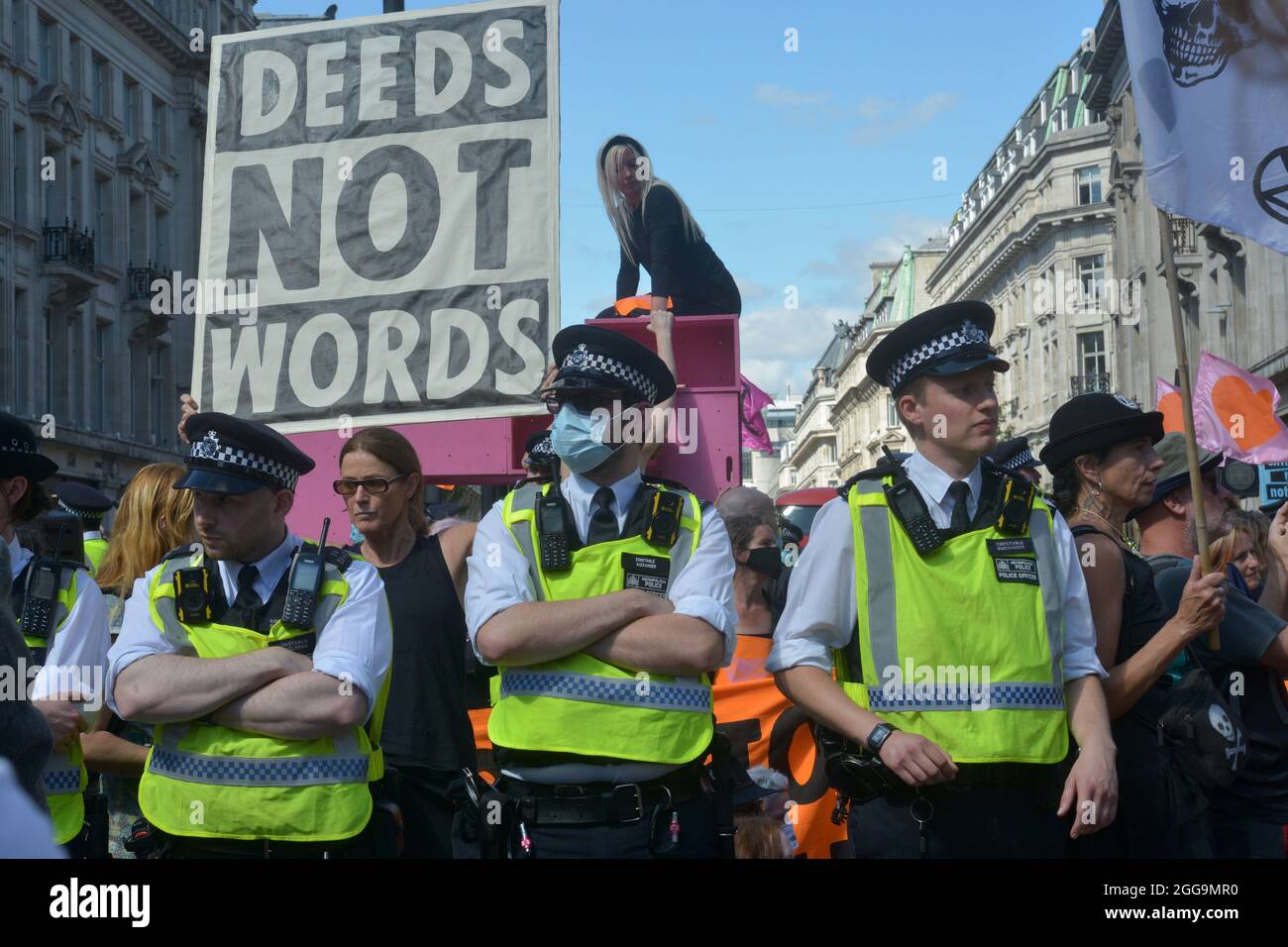 Polizeibeamte vereidigten das Aussterben Rebellions-Demonstranten auf der Oxford Street während der Demonstration. Stockfoto
