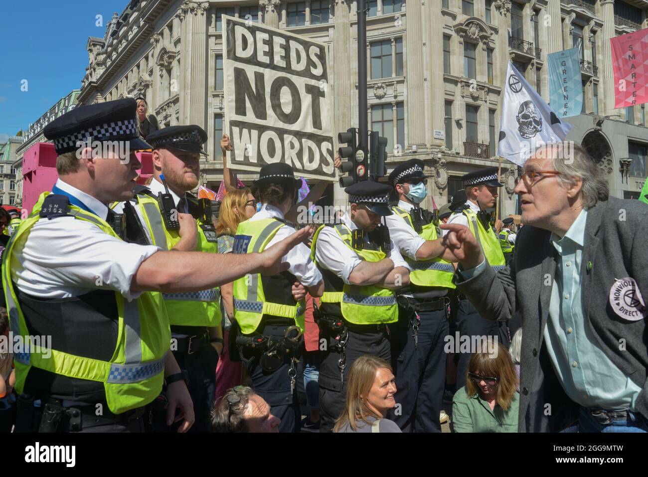 Ein Rebellion-Protestor konfrontiert die Polizei in der Oxford Street während der Demonstration. Extinction Rebellions Protest gegen den Klimawandel. Stockfoto