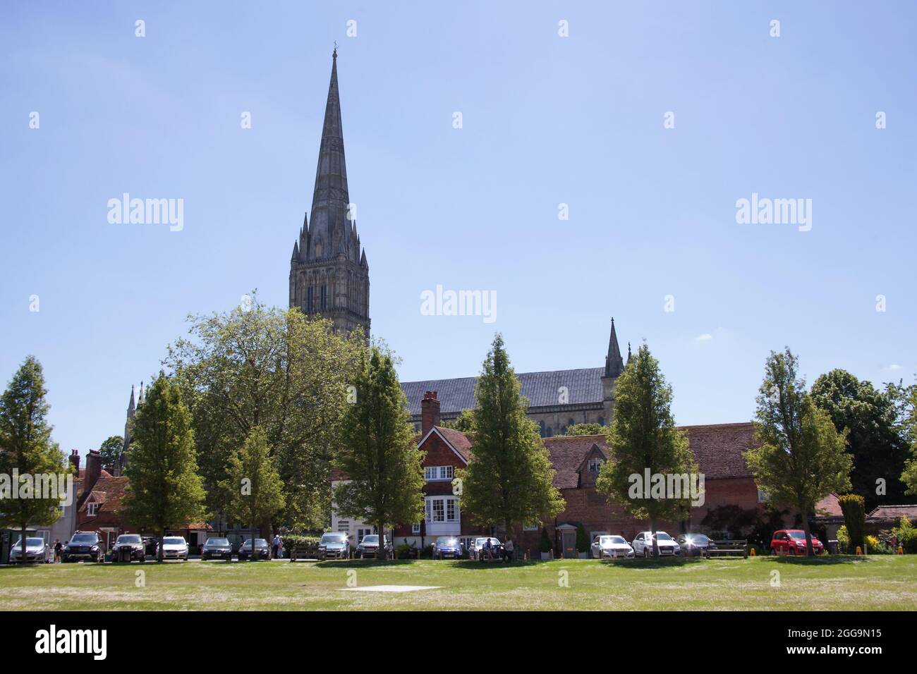 Blick auf die Salisbury Cathedral und die umliegenden Gebäude in Wiltshire in Großbritannien Stockfoto