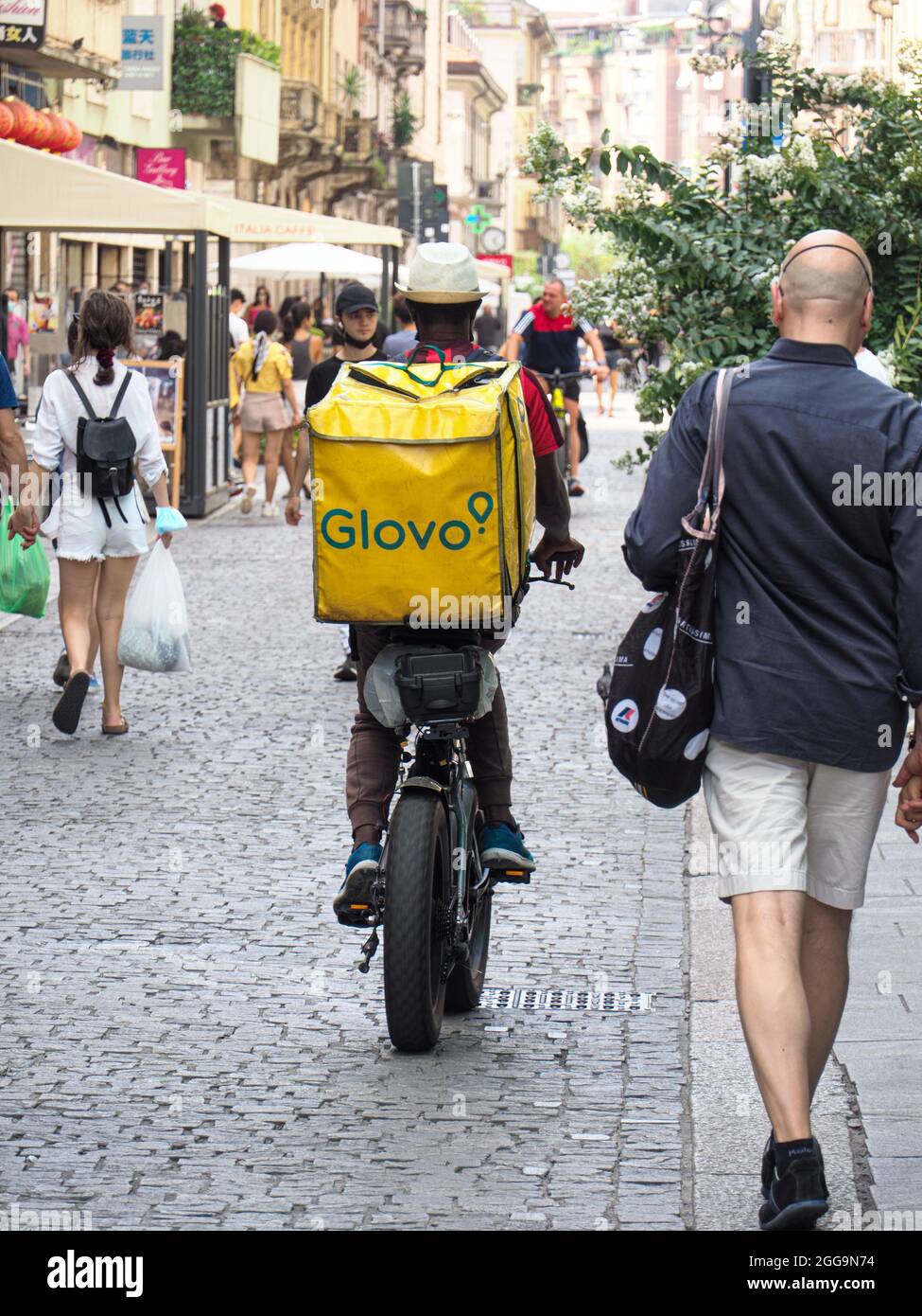 MAILAND, ITALIEN - 08. Aug 2021: Rückansicht eines Fahrers, der Lebensmittel liefert, die über eine App der Lieferfirmen in Mailand, Italien, bestellt wurden Stockfoto