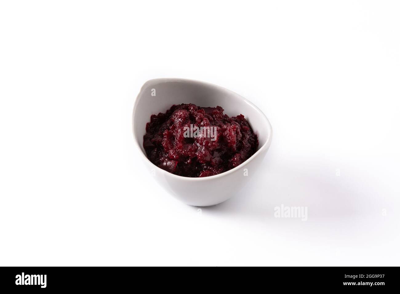 Rote Beete Sauce in weißer Schale isoliert auf weißem Hintergrund Stockfoto Rote Beete Sauce in weißer Schale isoliert auf weißem Hintergrund Stockfoto