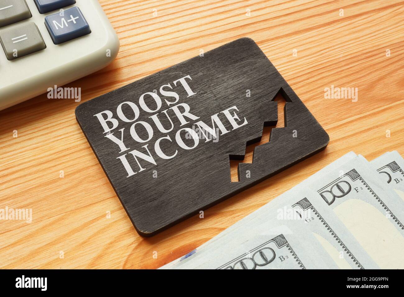 Platte mit Worten steigern Sie Ihr Einkommen und Rechner. Stockfoto
