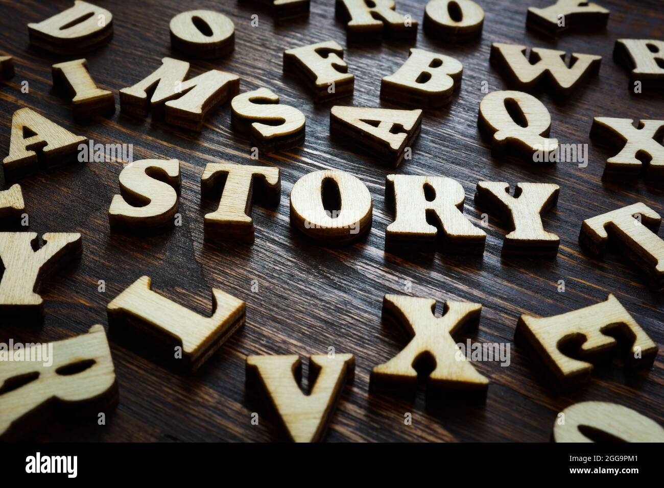 Geschichte aus hölzernen Wörtern als Konzept des Geschichtenerzählens. Stockfoto