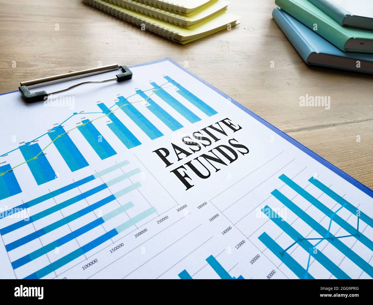 Passive Fonds-Abrechnung mit Diagrammen und Grafiken. Stockfoto